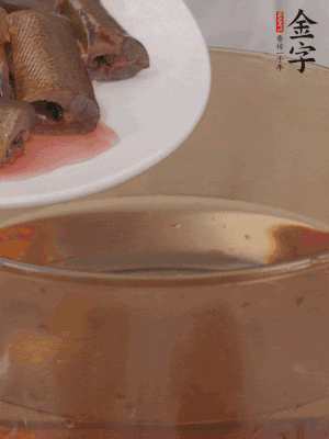 處理干凈的黃鱔段，加姜片、料酒沸水下鍋焯水。撈出用涼水沖洗干凈。