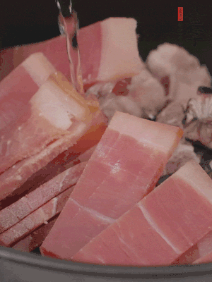 排骨、黃鱔段、金字火腿片放入砂鍋中，加沒(méi)過(guò)食材的水。