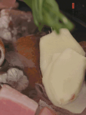 加姜片、蔥結(jié)、料酒。