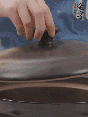 大火煮開(kāi)后轉(zhuǎn)小火，燉煮20分鐘左右。