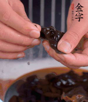 木耳冷水泡發(fā)，處理成小塊。（如果是小木耳就不用切了）