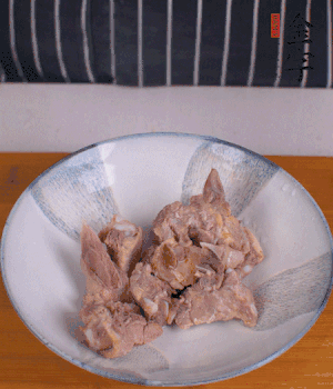 排骨加1勺黃酒、1勺蠔油、1勺玉米淀粉、1/4勺胡椒粉腌制半小時。