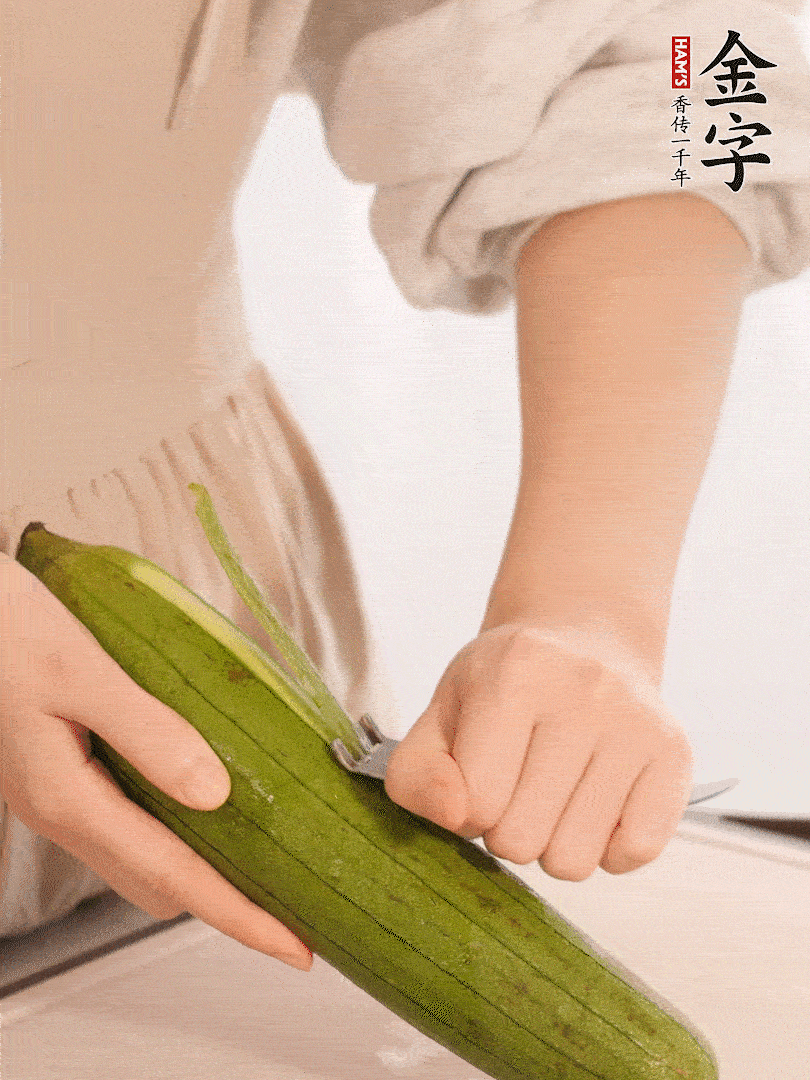 絲瓜去皮切滾刀塊用鹽殺一下水分洗凈。