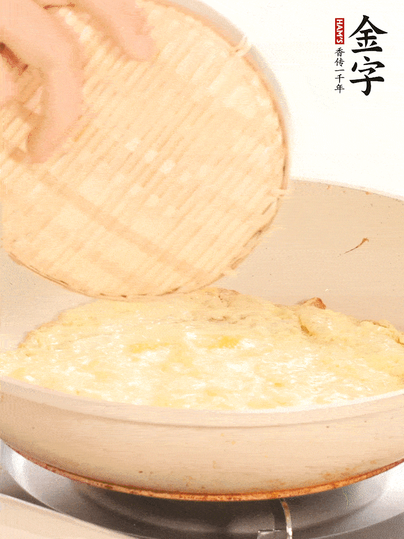 鍋內(nèi)放入少許油，油溫4成熱倒入一個(gè)雞蛋煎熟