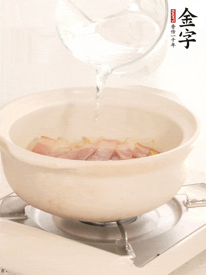 放入火腿片，加開水，再加入豆腐