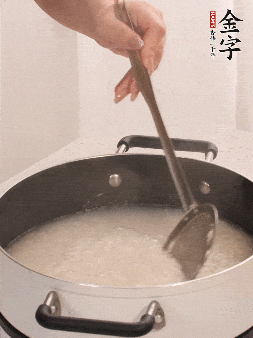 香菇、土豆、胡蘿卜、金字土香腸切小塊。