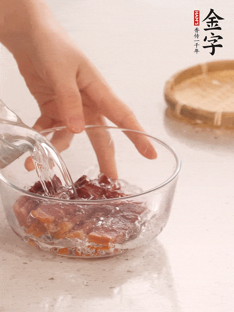 金字火腿切片，溫水泡5分鐘。