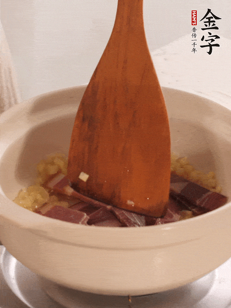 加熱水，加入白菜蓋上蓋子煨煮3分鐘。