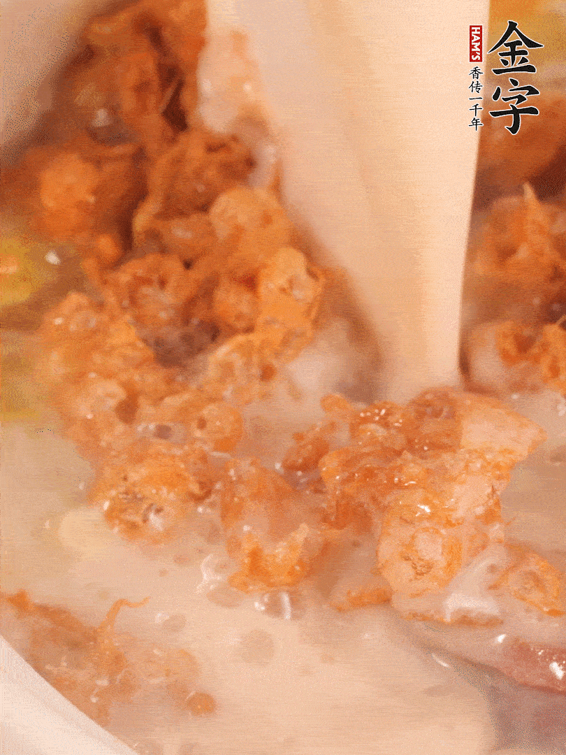 加入蛋酥再煨煮2分鐘，加入豆?jié){。