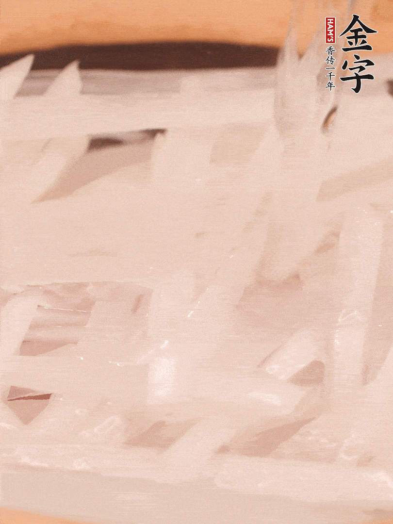 倒入熱水煮開后，轉小火燉煮10分鐘，呈奶白色湯底。