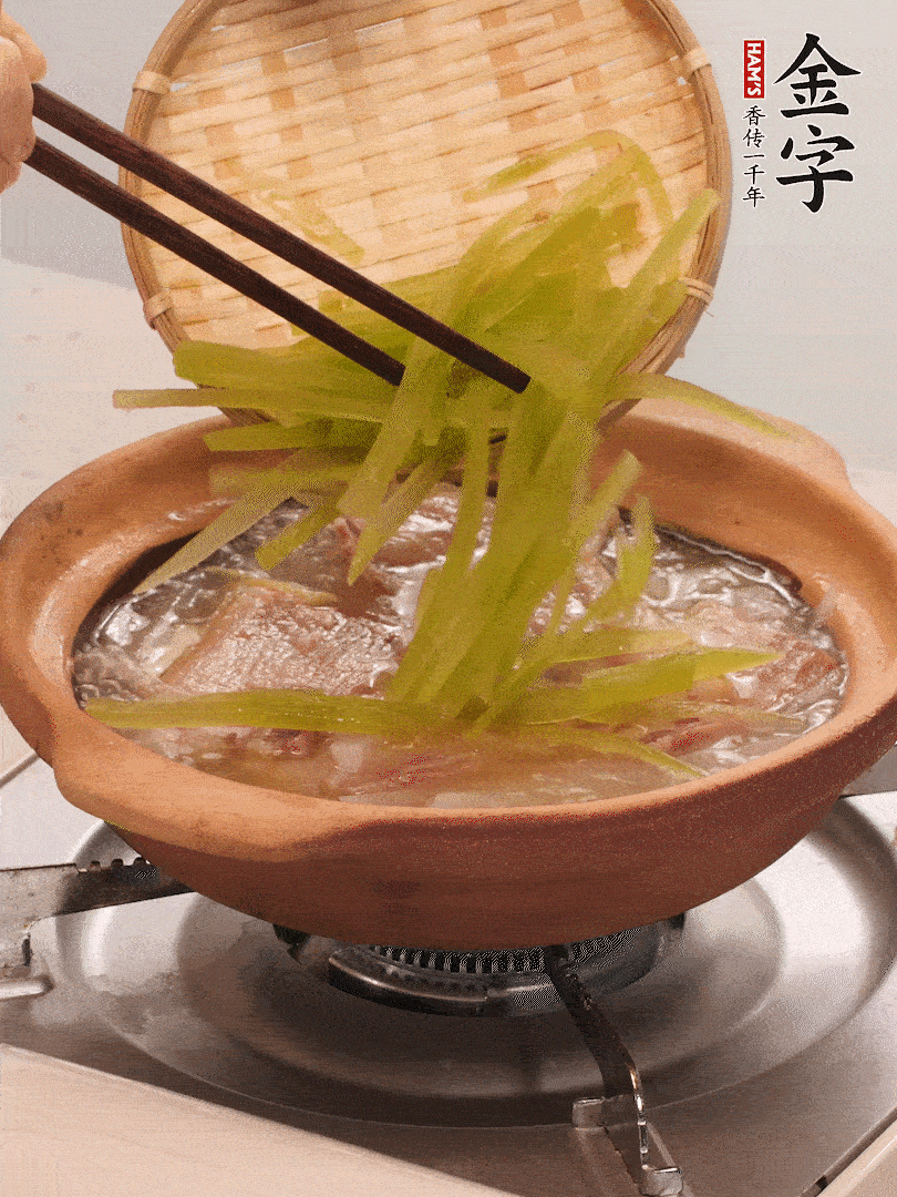 倒入熱水煮開后，轉小火燉煮10分鐘，呈奶白色湯底。