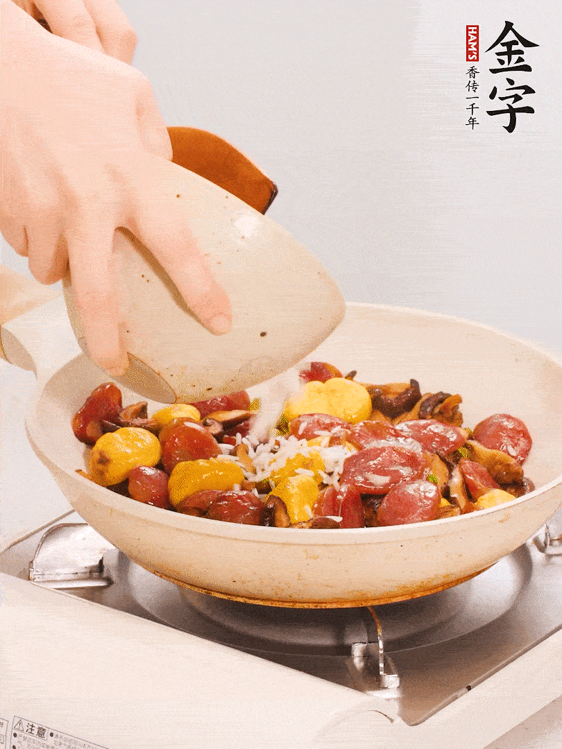 把米淘洗干凈，放入切好的香菇、板栗、毛豆。