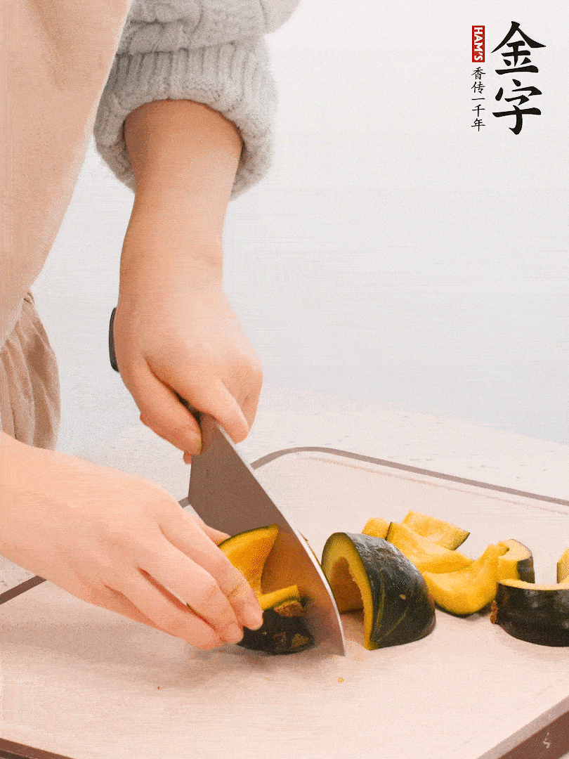 貝貝南瓜切小塊，生姜切成姜絲。