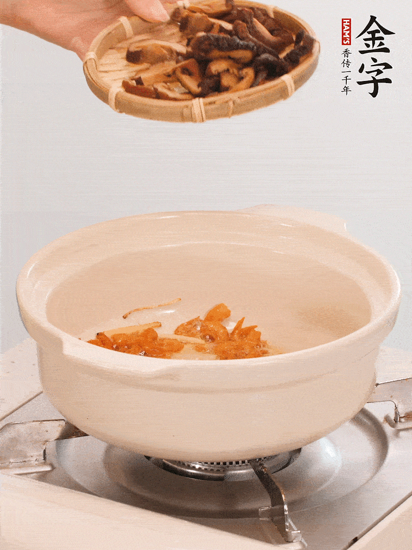 砂鍋倒入少許油，放入姜絲、海米小火煸香；再放入香腸、南瓜、干香菇一起翻炒2分鐘。