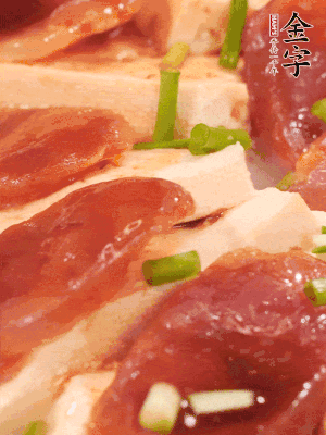 調(diào)一個(gè)醬汁：2勺生抽、1勺蠔油、半勺白糖、1勺淀粉、半碗清水調(diào)成料汁燒開