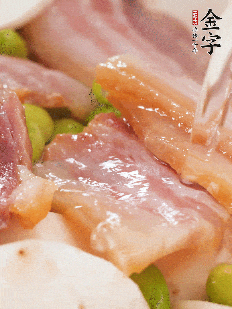 倒入芋艿、熟毛豆，翻炒均勻，加1小碗水煮開