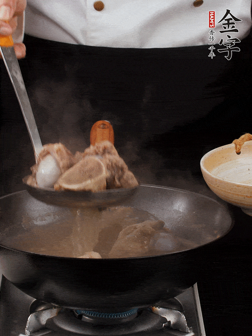 大筒骨清水浸泡30分鐘，中途換水2-3次。冷水下鍋，加姜片、料酒焯水，撇去浮沫。