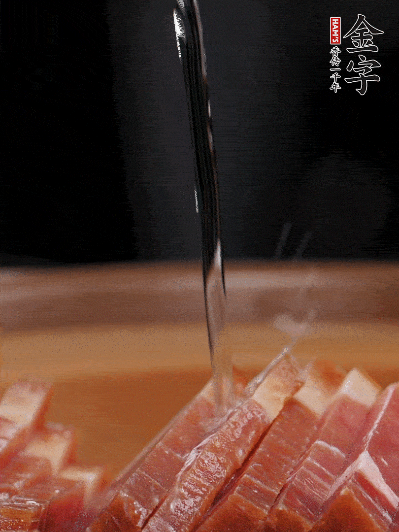 金字火腿切片，放入溫水中泡10分鐘，金字土香腸斜切成片。千張切成細(xì)條。