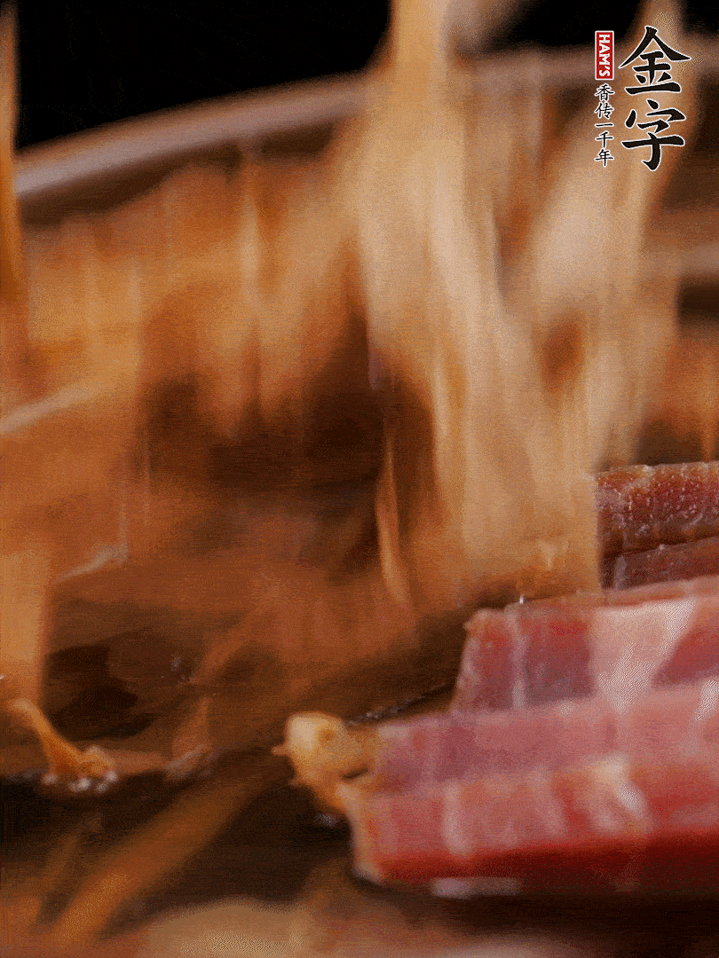 大筒骨、金字火腿、姜片、黃酒一起放入砂鍋，加筍干燉煮40分鐘。（如果家里有高壓鍋，用高壓鍋把高湯壓出來更鮮濃。）