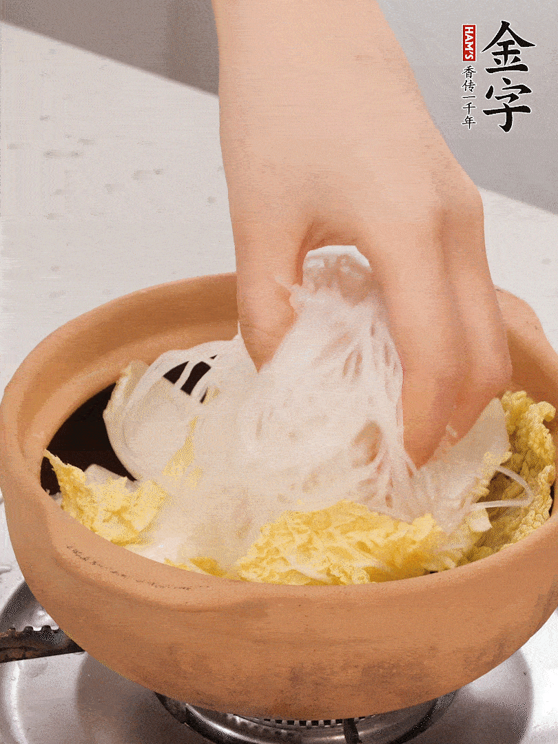 放入提前泡軟的粉絲，蓋上蒜蓉醬汁