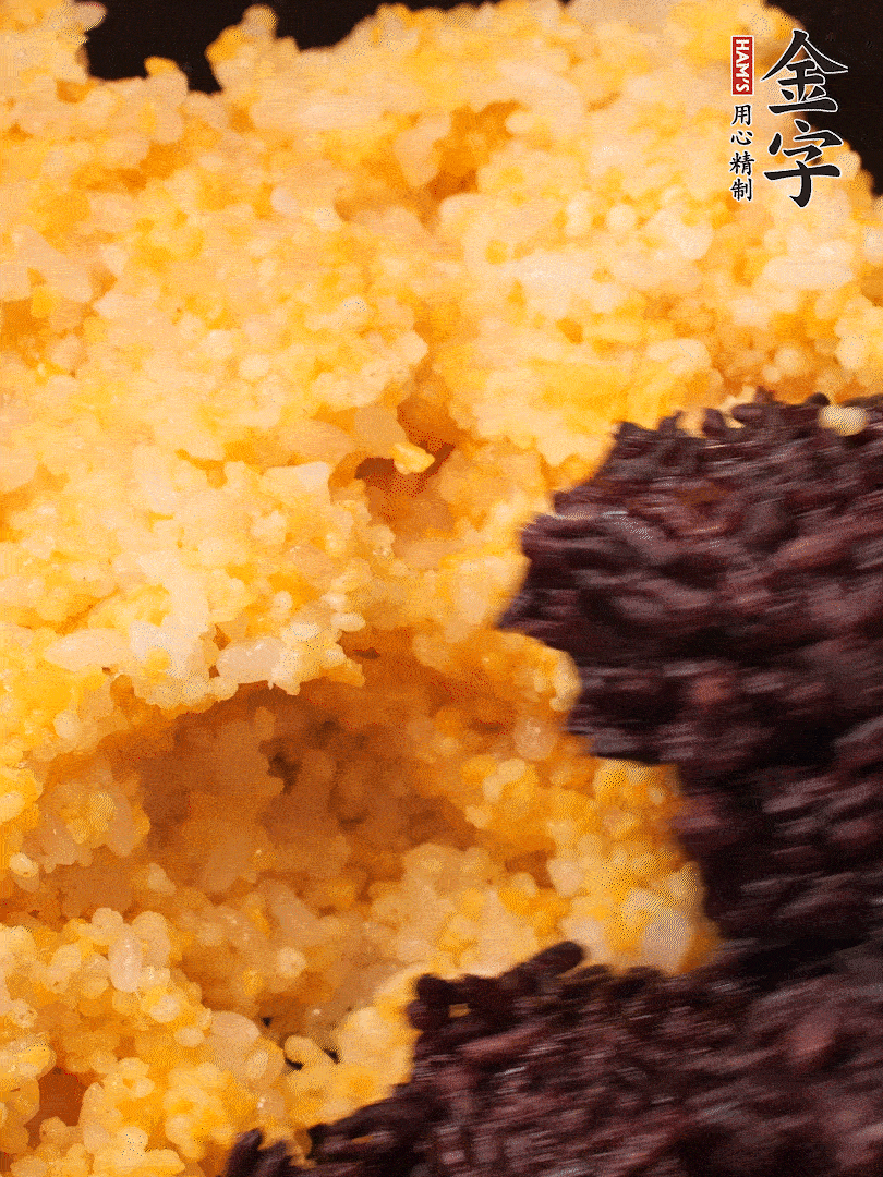 混合小米、紫米煮熟，加豬油攪拌均勻（紫米分開(kāi)煮在攪拌）