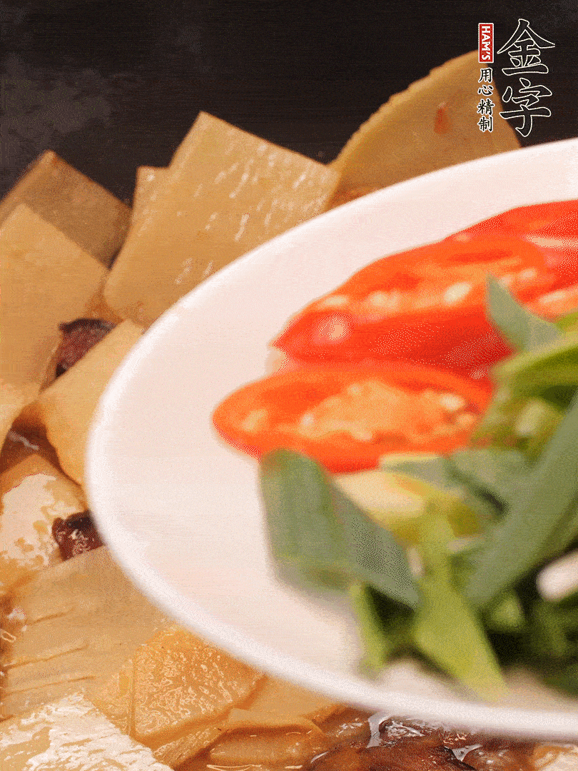 少許料酒增香，下蒜白、青紅辣椒略微翻炒