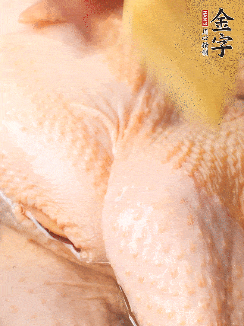 老母雞去頭去尾，斬去雞爪。冷水入鍋，加料酒、蔥姜焯水，煮出浮沫后撈出，用清水洗凈