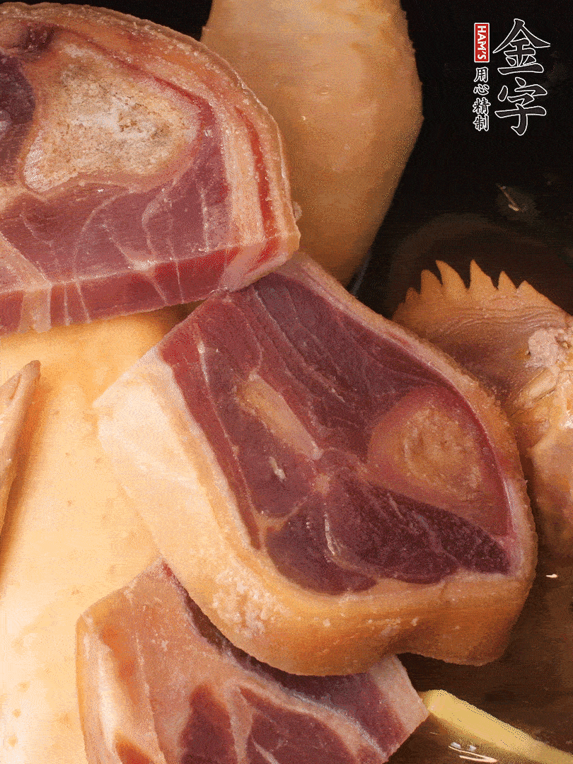 火踵、老母雞加蔥、姜、料酒、清水，大火燒開后轉(zhuǎn)小火，燉1小時