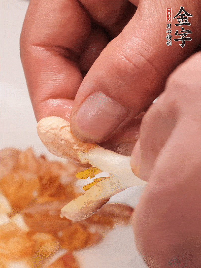 花生芽切段。開水焯水1分鐘，去掉頂部的花生皮