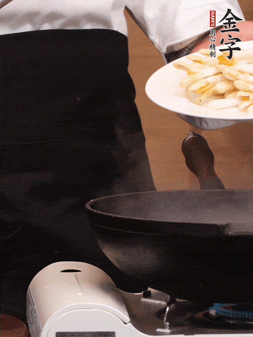 鍋中少許油，下花生芽