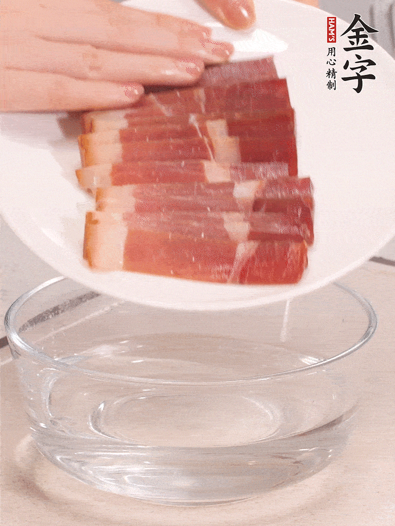 鴨腿冷水下鍋，加姜片、料酒焯水