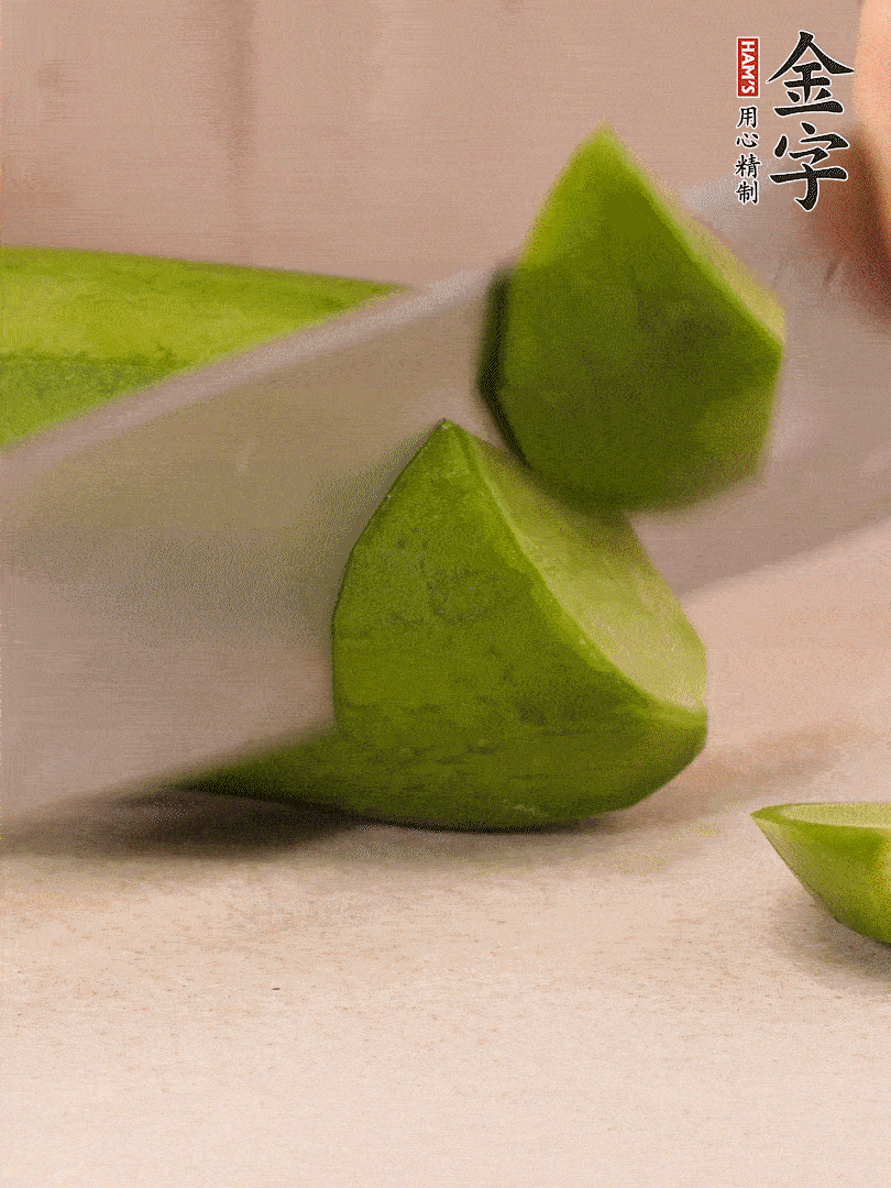 青、紅蘿卜洗凈，去皮切大塊