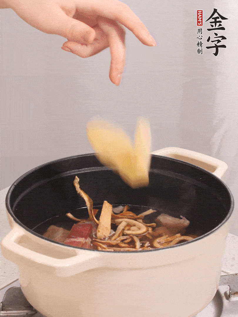 加入青、紅蘿卜再煲20小時(shí)。