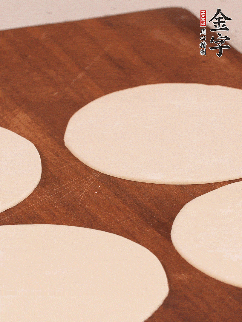 餃子皮均勻抹油，10張疊在一起，搟面杖搟開