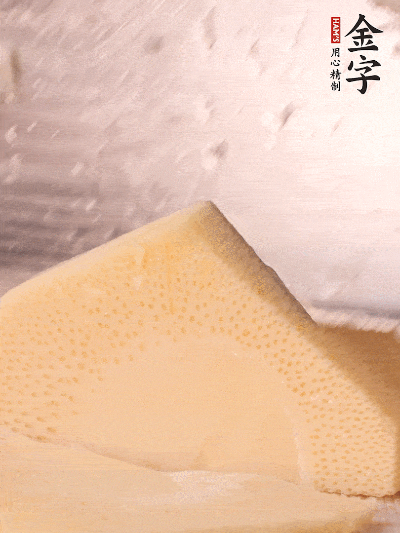 冬筍處理干凈，切滾刀塊，開水焯燙去除澀味