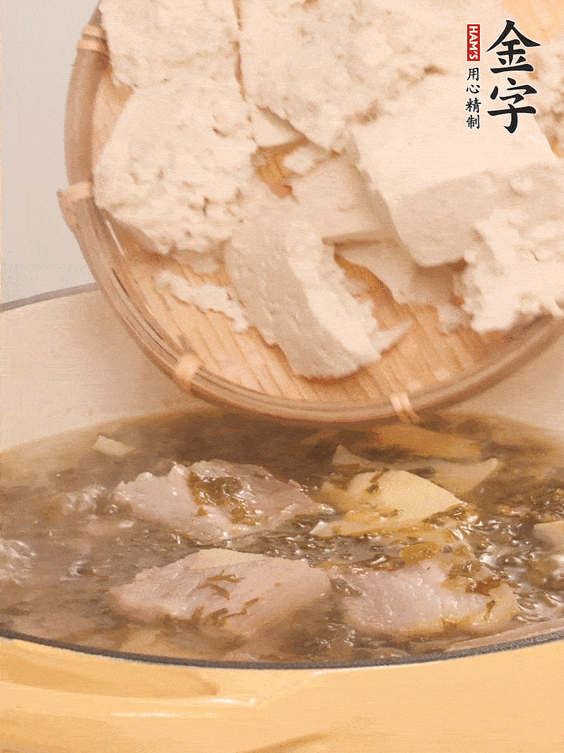 往鍋里加入一倍的水，加豆腐