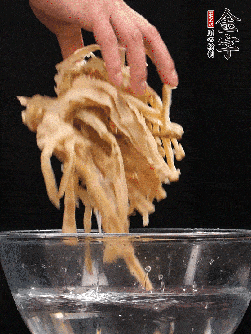 天目山筍干1把，清洗表面鹽分，用手撕成長條