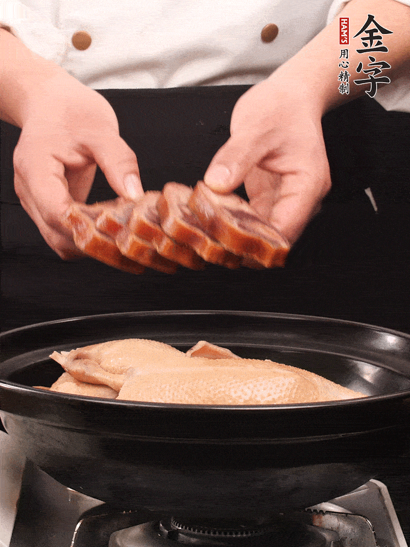 老鴨、金字火腿蹄片、筍干、姜片、蔥結(jié)，清水沒過鴨身2cm，加黃酒小半碗