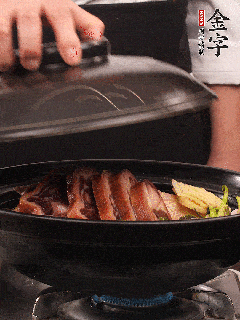 砂鍋蓋蓋子密封，大火燒開后轉(zhuǎn)小火，燜煮2小時