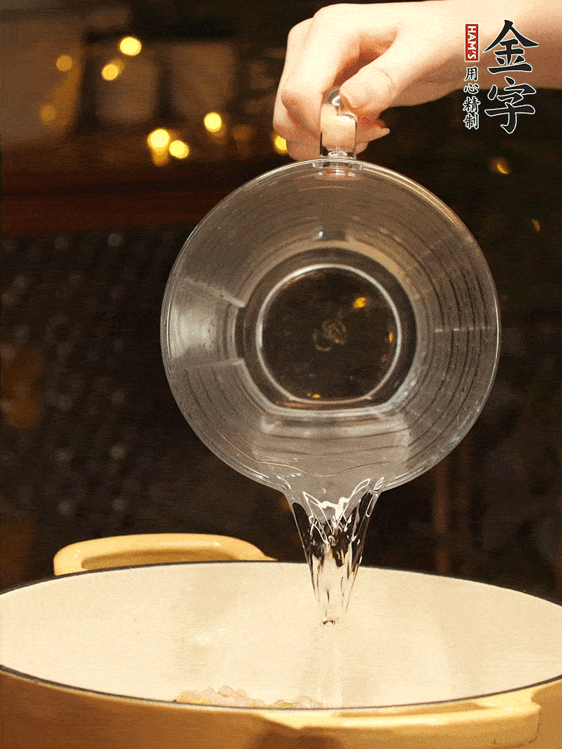 加入120ml水，蓋上蓋子燜幾分鐘撒上蔥花，美美的擺個(gè)盤~