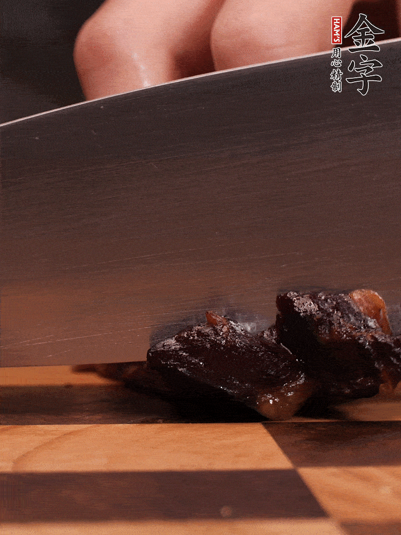 金字醬油肉整塊放入鍋中煮至7成熟，切成小塊