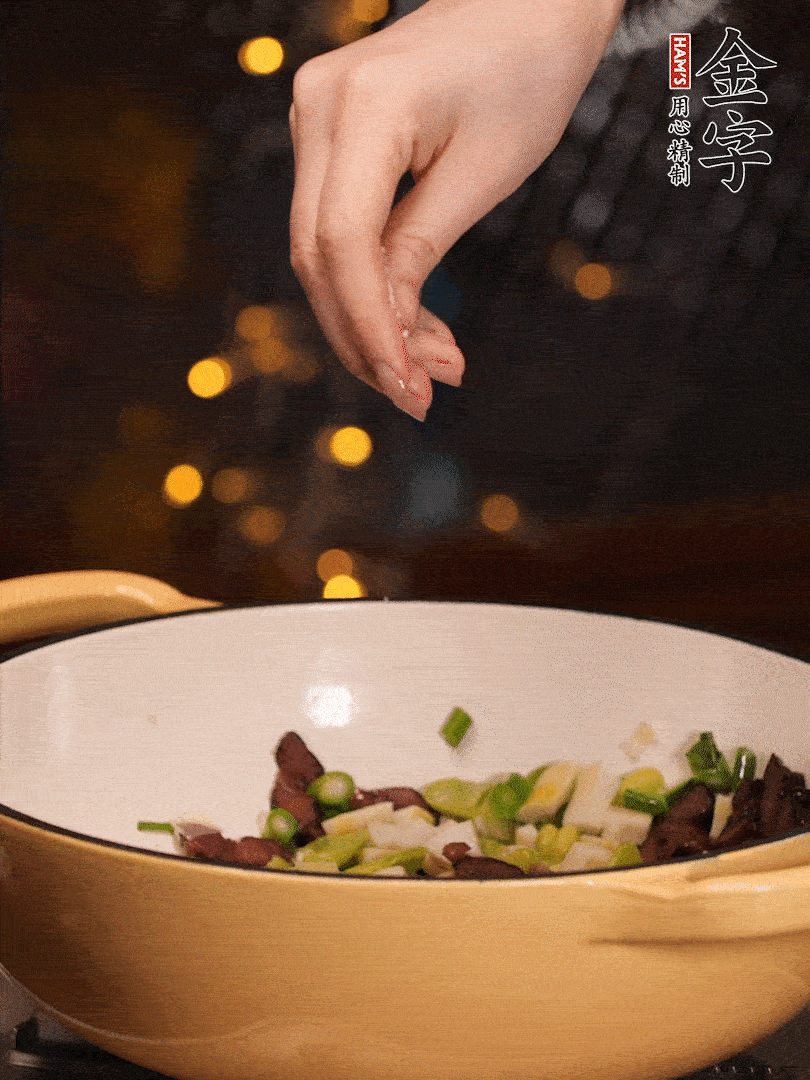 可以加點(diǎn)點(diǎn)水，再加菜苔，加點(diǎn)鹽、味精調(diào)味