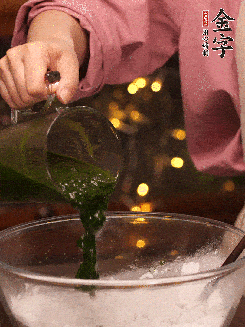 清明粿粉，分次加艾草泥，加點油揉2分鐘