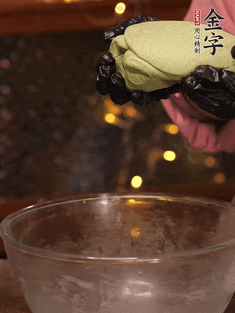 清明粿粉，分次加艾草泥，加點油揉2分鐘，揉到面團光滑，醒發(fā)一下