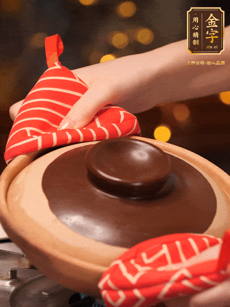 想要有嘎嘣脆鍋巴的關鍵（傾斜砂鍋，讓每個側邊都均勻加熱一分鐘）