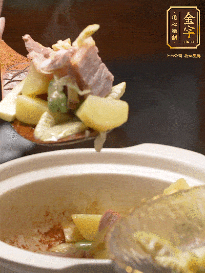 煸出咸肉脂香，再下筍丁、蠶豆。呈出