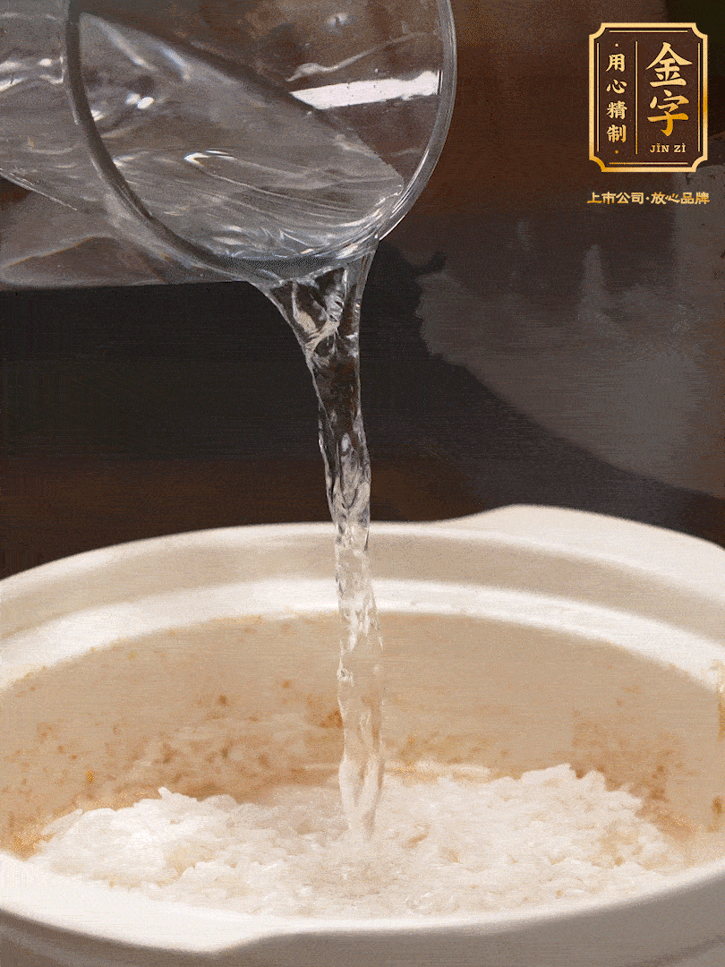 將泡好的米，加水一指，煮至沸騰