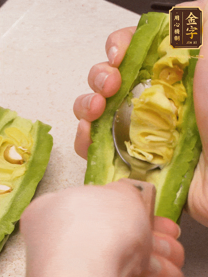苦瓜從中間切開(kāi)，把里面的瓢和籽全部挖干凈