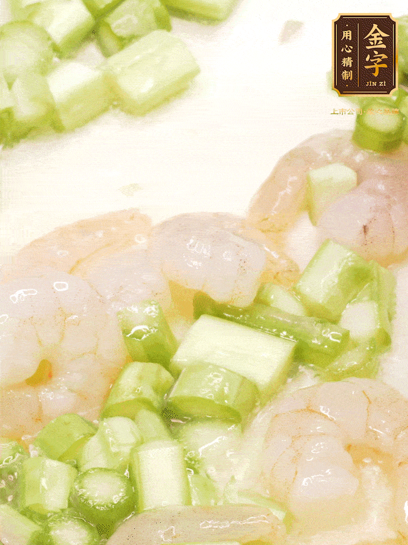 熱油煎香蝦仁，下香腸、蘆筍翻炒，盛出備用。