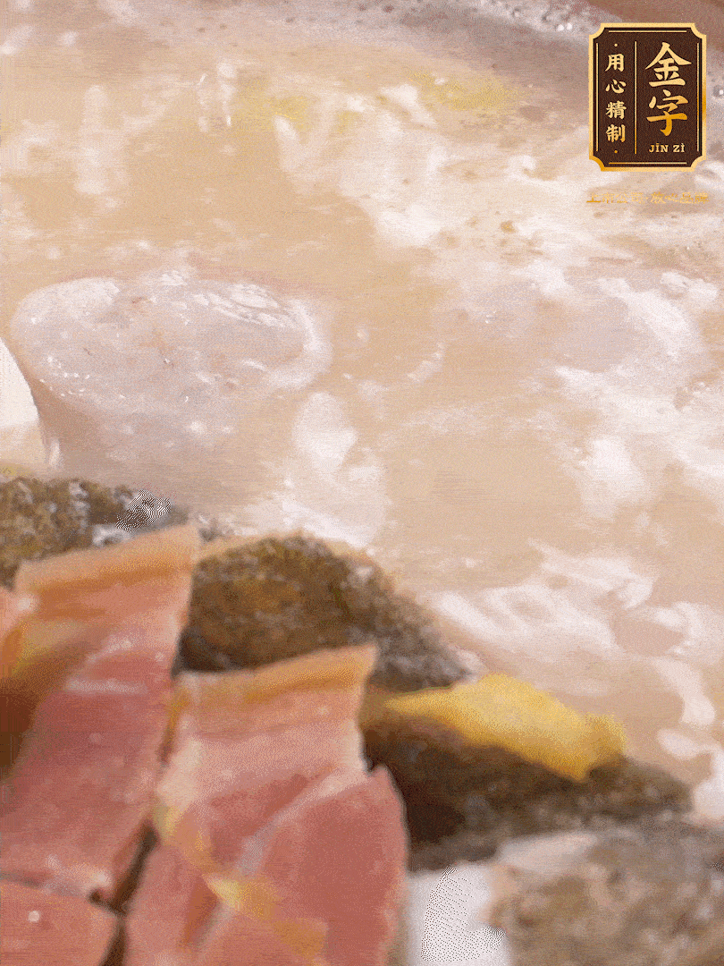 大火煮至沸騰后，轉(zhuǎn)至砂鍋中，繼續(xù)燉煮。這個時候可以放入一些自己喜歡吃的配菜比如蝦滑、內(nèi)酯豆腐來添味